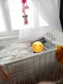 Biela detská postieľka s príslušenstvom