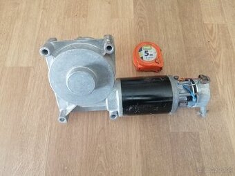 Motor s prevodovkou