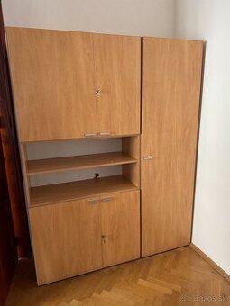 Skrina s úložným priestorom a konferenčným stolíkom