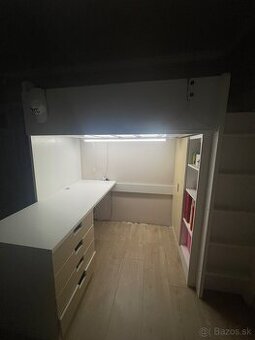 poschodová detská postel so stolom a zásuvkami