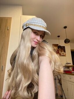Štýlová blond parochňa s čiapočkou