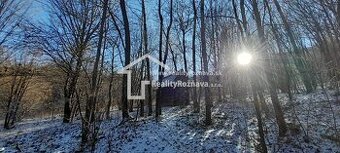 Záhradná chatka pri obci Krásnohorská Dlhá Lúka.