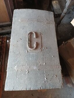 Stara starozitna drevena truhlica