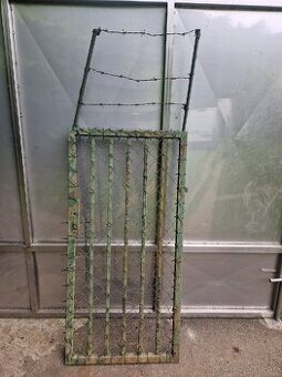 Železná bránička s ostnatým drôtom