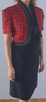 Čierne šaty so sakom