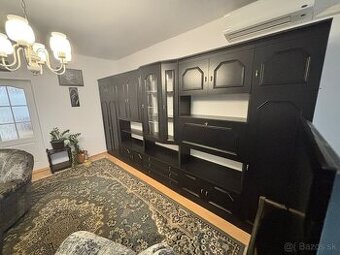 Darujem obývaciu stenu