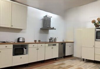 Svetlá zachovalá rustikálna kuchyňa JORIKA