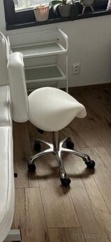 Kozmetická stolička biela