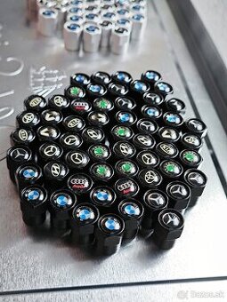 Nové strieborné alebo čierne čiapočky na kolesá auta