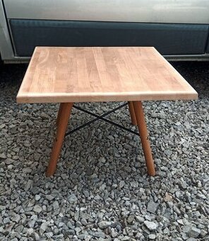Masívny konferenčný stolík – buk, 60×60 cm (ručná výroba)