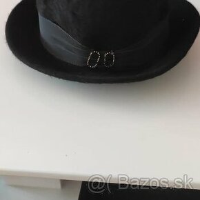 Čierny klobúk