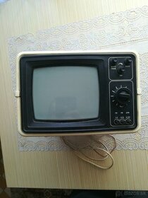 starý nefunkčný mini televízor
