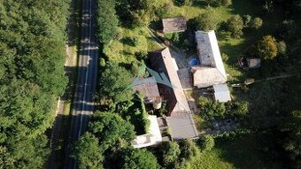 Rozsiahly pozemok (10 000m2) s viacerými budovami priamo vo