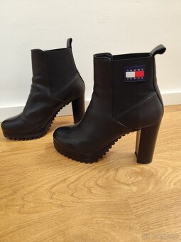 Tommy Jeans Clarisa dámske členkové čižmy č. 39
