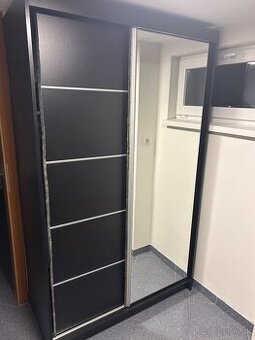 Elegantná skriňa so zrkadlom - 1