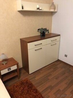 komoda so zavesnou polickou+ nastenne hodiny