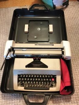 Predám písací stroj s kufríkom