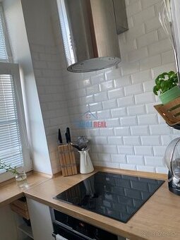 VAJNORSKÁ 2-IZB BYT oproti OC CENTRÁL.