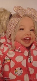 Realistická bábika Rebeca.