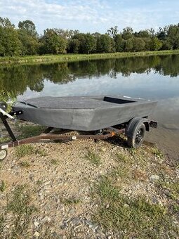 Hliníkový čln s prívesným vozíkom s ŠPZ