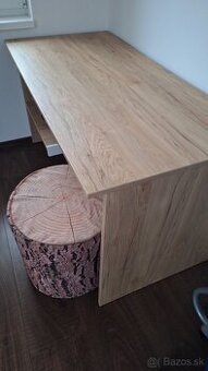 Pisací stôl robený stolárom