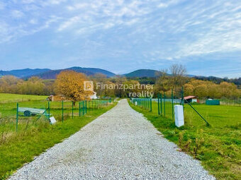 Stavebný pozemok  kde sa rozrastajú novostavby (F722-14-ANM)