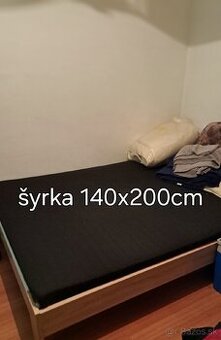 Drevená posteĺ.