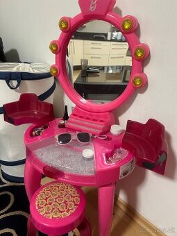 Barbie kozmetický stolík