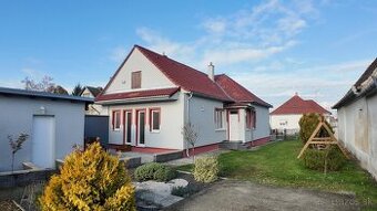 Zrekonštruovaný 4i dom s rozsiahlou záhradou v Kútnikoch - 1