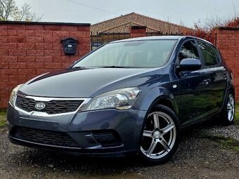 Kia Ceed 1.4 CVVT • Facelift 2011 • 172 tisíc KM • Nová STK