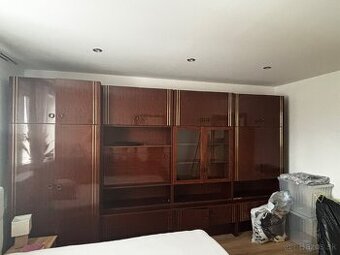 zachovala obývacia stena