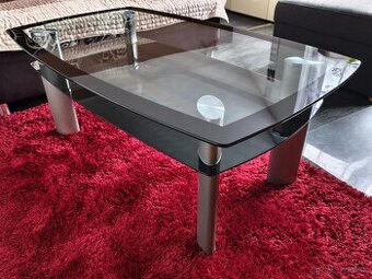 Sklenený konferenčný stolik