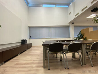 Atraktívna kancelária 86 v centre mesta s audio/video systém