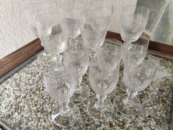 Dve súpravy poharov