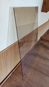Tmavé sklo na stôl