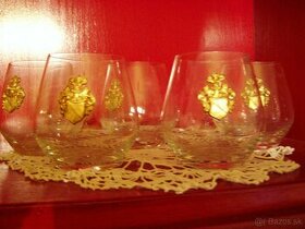 sklenené poháriky s ornamentom