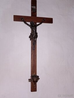 Starožitný masívny drevenný kríž s Ježišom