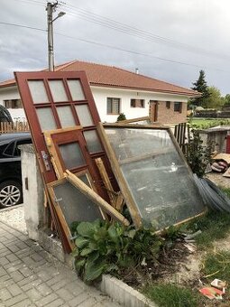 Ponúkam staré okná a dvere za odvoz – Sučany