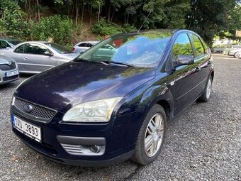 Ford Focus 1.6i 85kW Ghia klima tempomat 2005