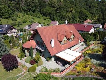 NA PREDAJ VÝNIMOČNÁ RODINNÁ VILA, POZEMOK 8000M2, PRIETRŽ, o