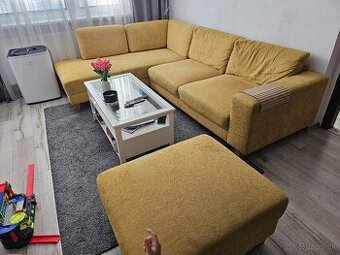 Masívny gauc a taburetka