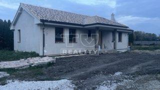 Moderný rodinný dom z roku 2025 na priestrannom pozemku...