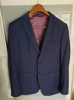 Tmavomodrý oblek Alain Delon