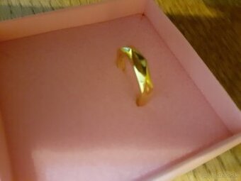 Pozlátený strieborný prsteň s lesklým kosoštvorcovým vzorom.