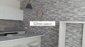 NA PREDAJ : 2 izbový tehlový byt s balkónom v bytovom dome r