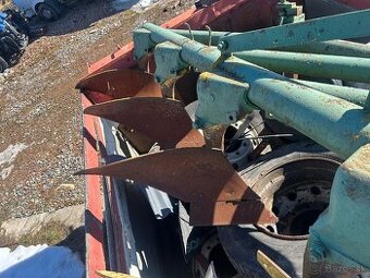 Pluh štvorak továrenský