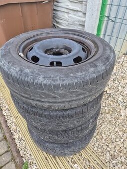 Obutie pneumatiky a plechové disky 195/65 R15 - 5x112