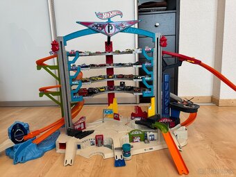 Veľká garáž HOT WHEELS + 36 aut + slučka zdarma