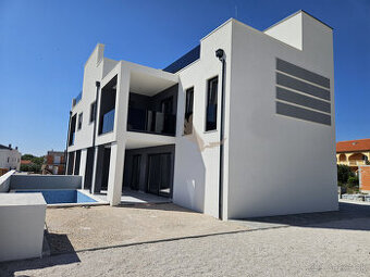 EXKLUZÍVNA PRÍLEŽITOSŤ MESTSKÁ VILA S BAZÉNOM - VRSI, CHORV