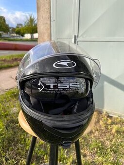 Predám vyklápaciu moto prilbu